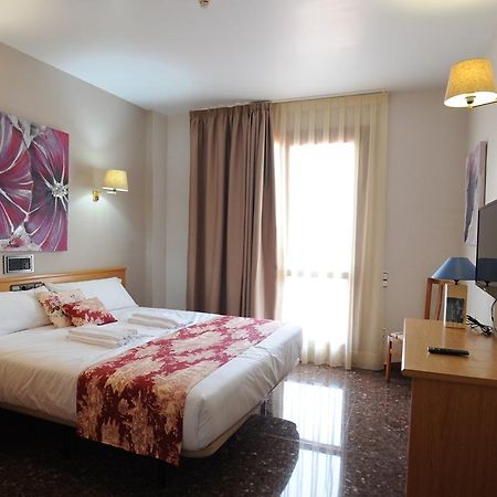 La Imperial Hotel Luceni Bagian luar foto