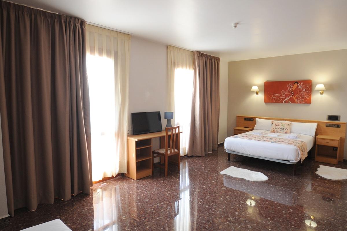 La Imperial Hotel Luceni Bagian luar foto