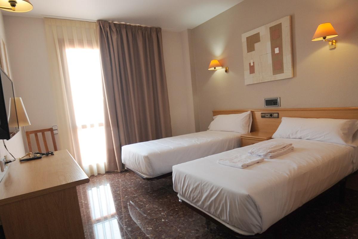 La Imperial Hotel Luceni Bagian luar foto